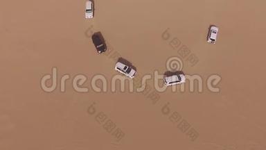 旅行吉普车。 沙漠的越野摄影。 吉普车在沙漠中行驶。 库存。